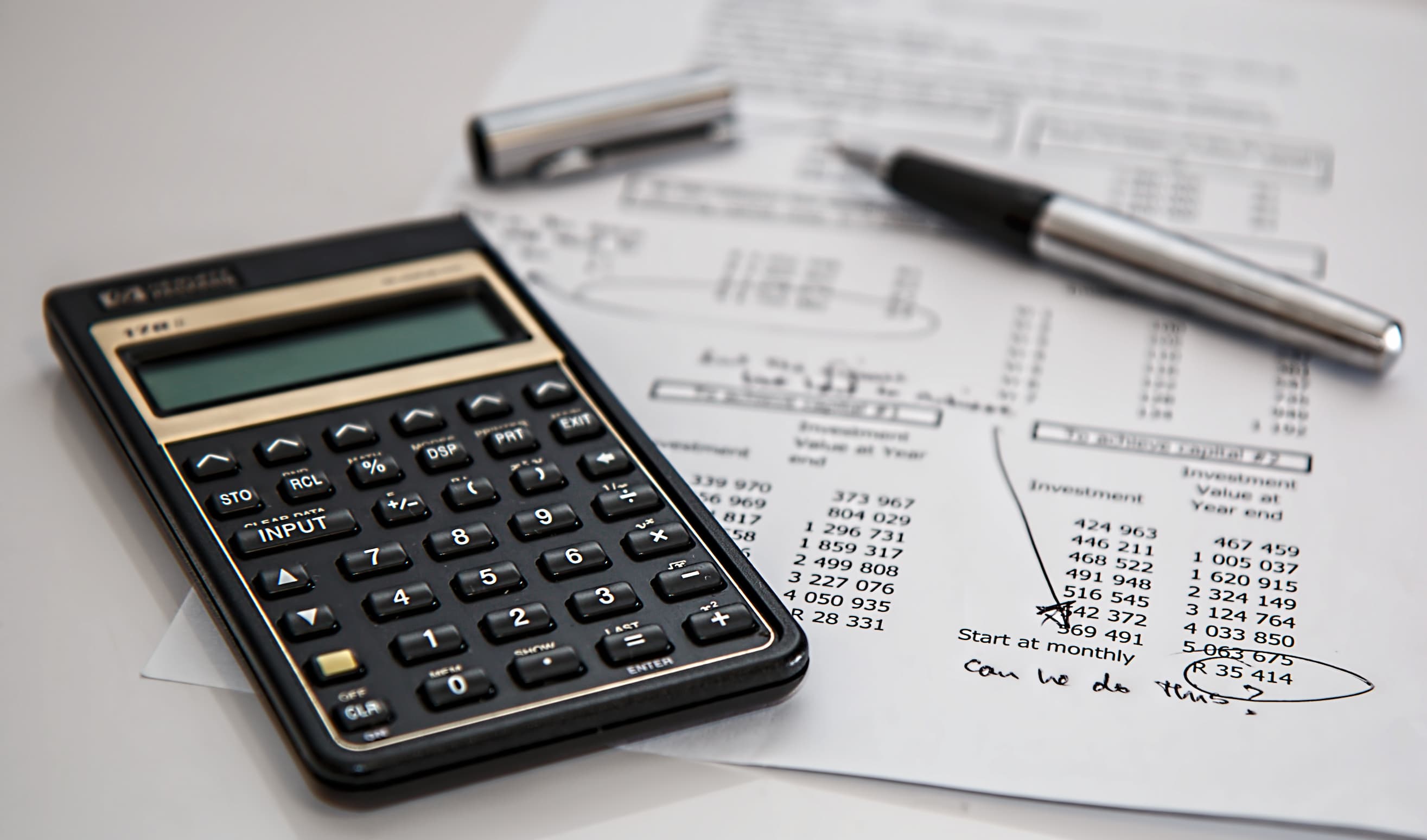 Calculatrice et feuille de calcul avec un stylo