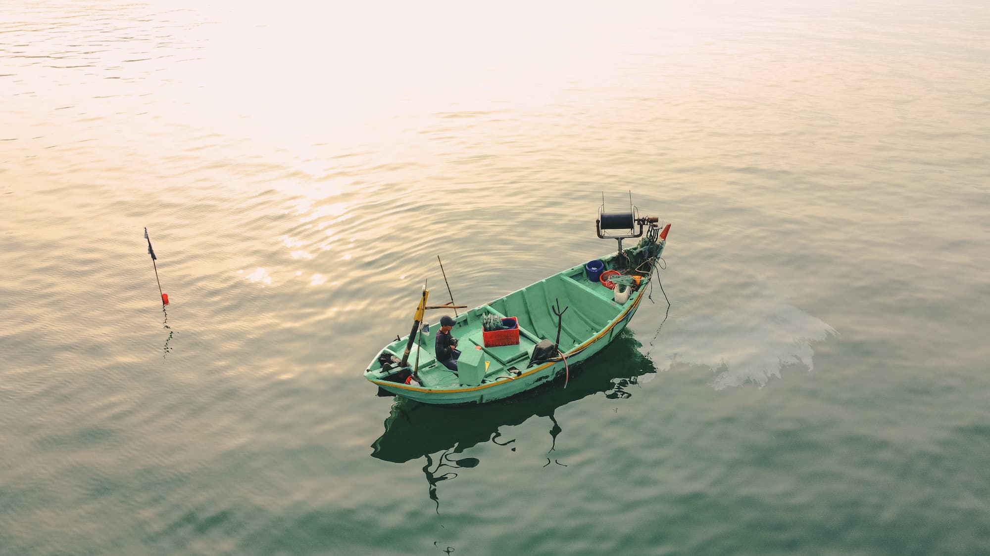 Bateau de pêche sur l'eau
