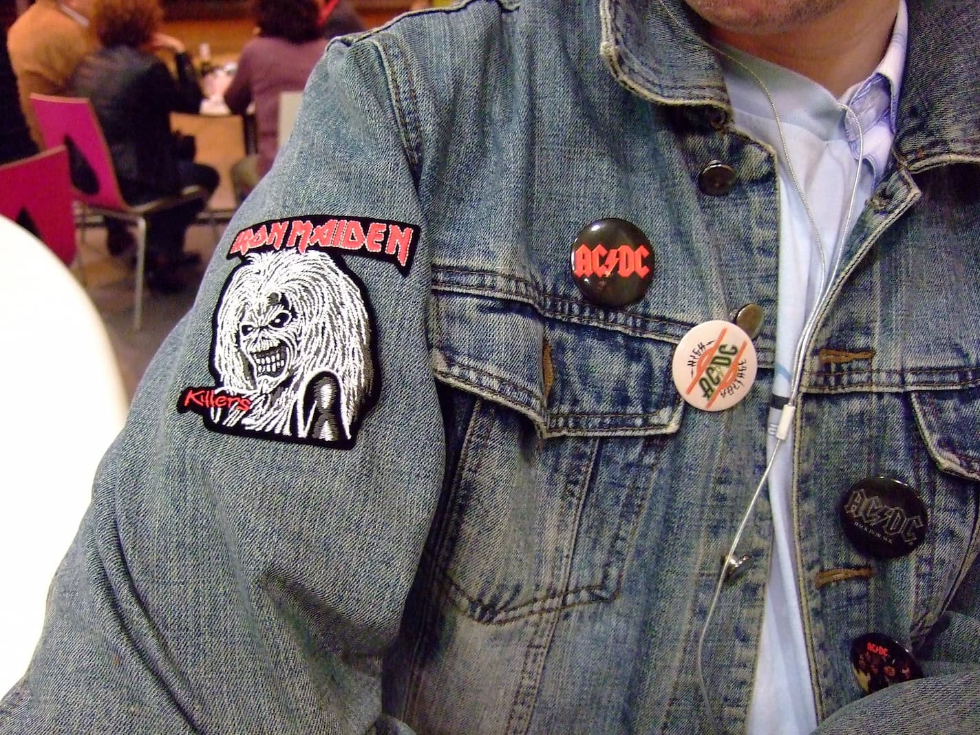 Veste en jean avec des pins AC/DC et Iron Maiden