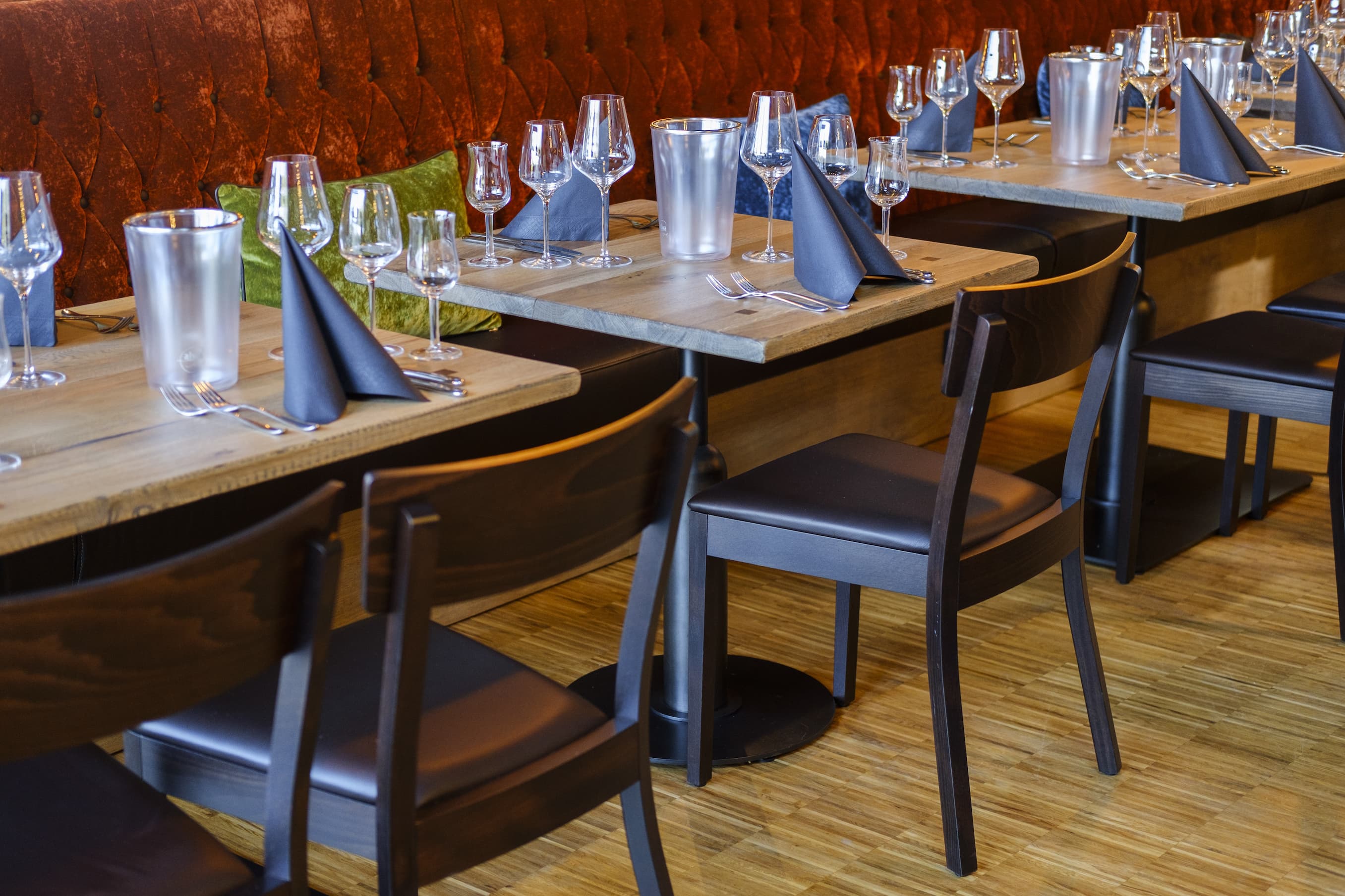 Intérieur de restaurant avec des tables et chaises
